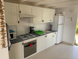 Jääkaappi, mikroaaltouuni, uuni, liesi