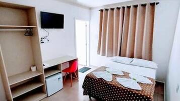 Quarto triplo standard | Frigobar, escrivaninha, Wi-Fi de cortesia, roupa de cama