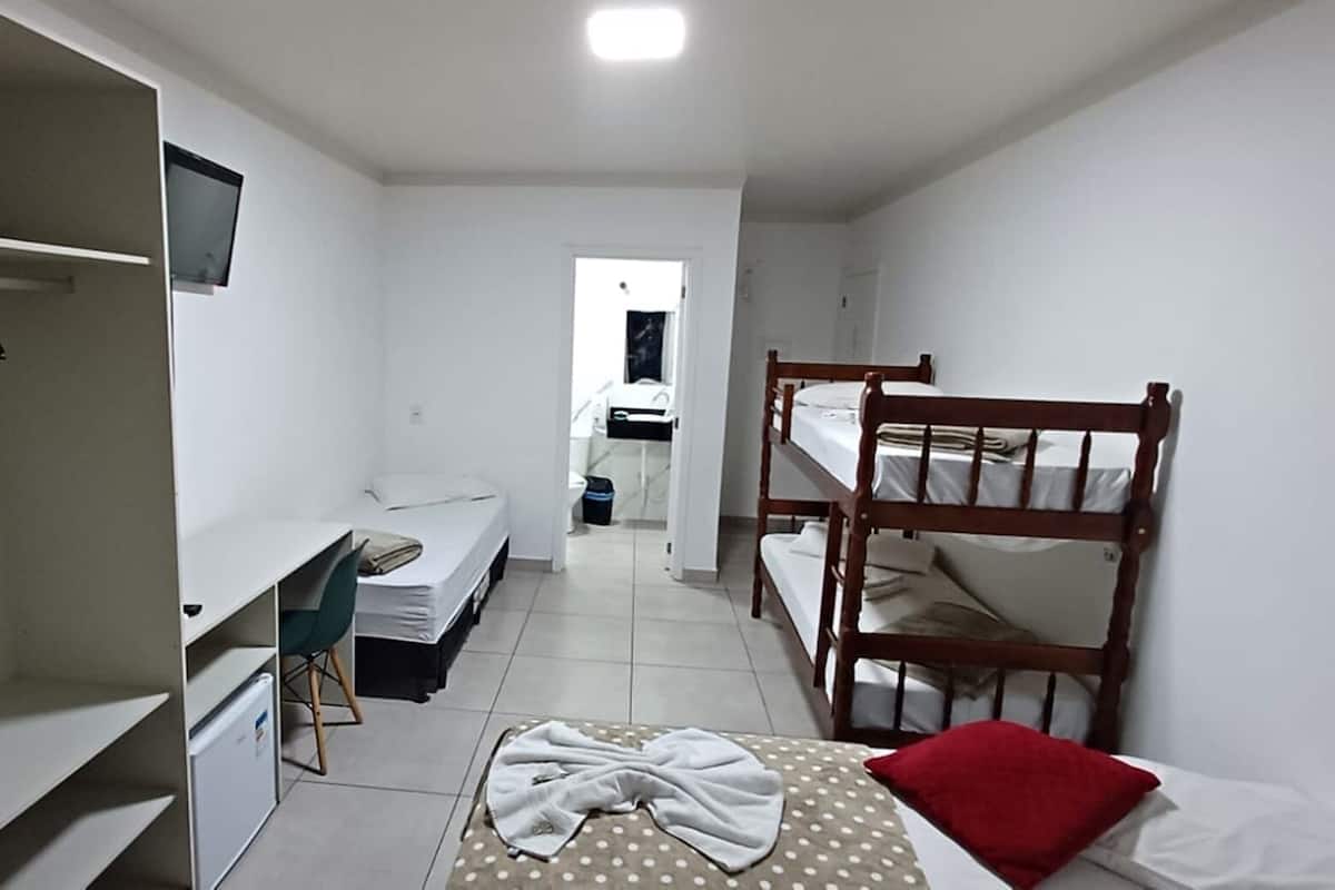 Suite monolocale familiare | Minibar, una scrivania, Wi-Fi gratuito, lenzuola