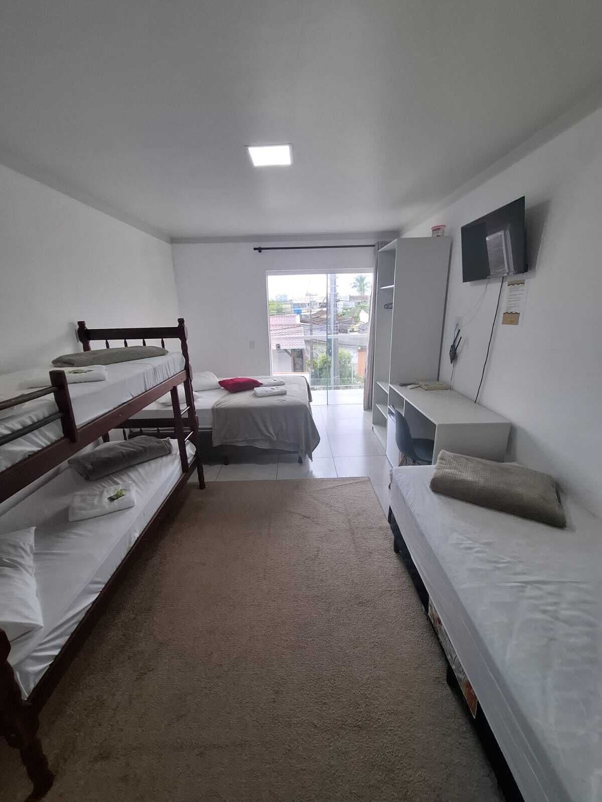 Minibar, escritorio, wifi gratis y ropa de cama 