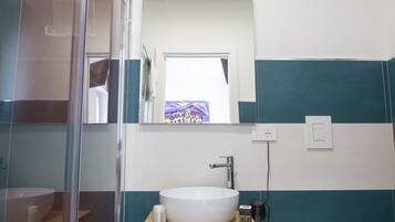 Dusche, Haartrockner, Bidet, Handtücher