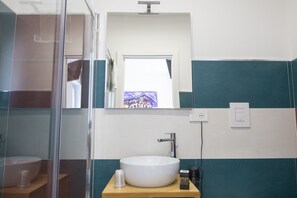 Douche, sèche-cheveux, bidet, serviettes fournies