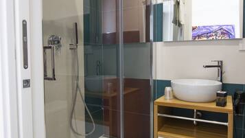 Doccia, asciugacapelli, bidet, asciugamani