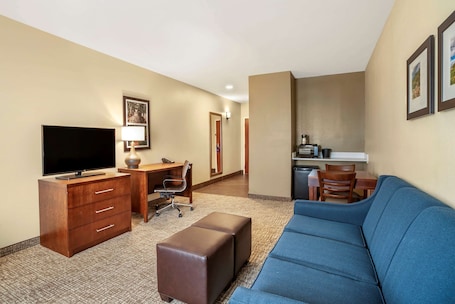 Desk, blackout drapes, iron/ironing board, free WiFi. Comfort Inn & Suites Winchester