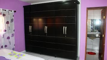 3 quartos, ferros/tábuas de passar roupa, Wi-Fi, roupa de cama