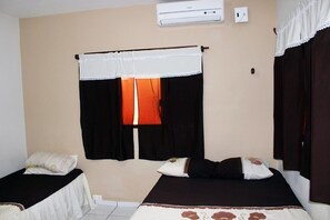 3 bedrooms, iron/ironing board, WiFi, bed sheets - Leisure Corner (RN)
