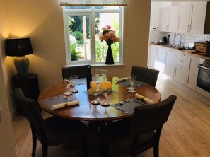 Maison | Cuisine privée | Réfrigérateur, four à micro-ondes, un four, surface de cuisson