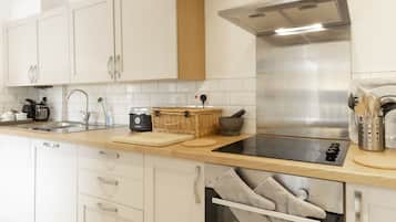 House | Private kitchen | Fridge, microwave, oven, stovetop