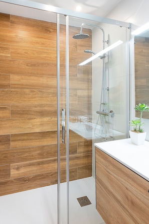 Shower, towels