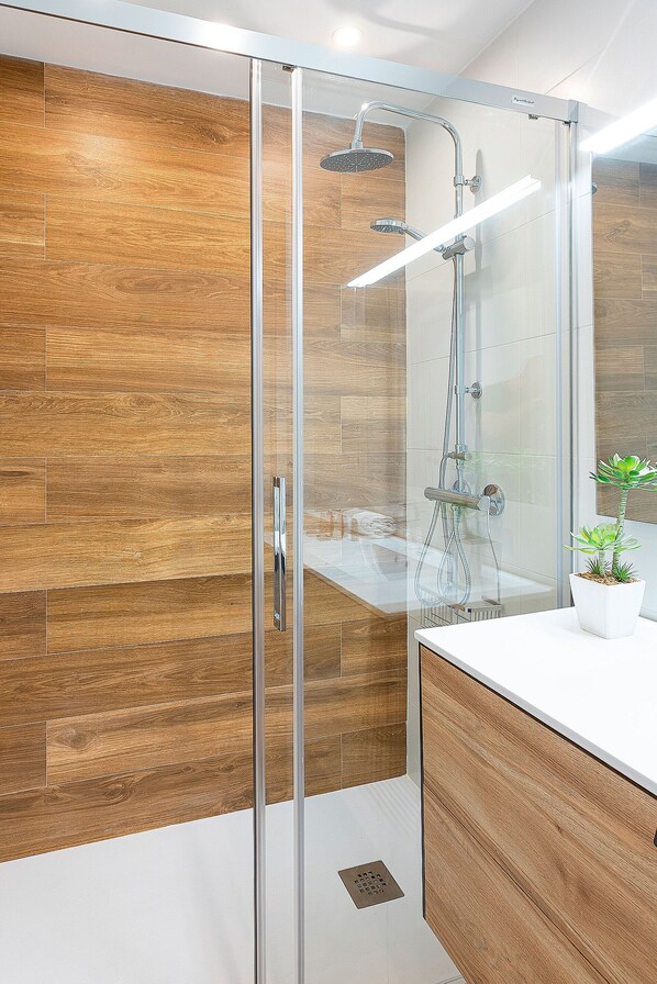 Shower, towels