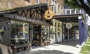 Une devanture de magasin avec une enseigne indiquant « Elicottville Coffee Co. » et « Alpine Bistro ».