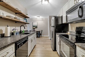 Frigorífic, microones, forn i placa de cuina 