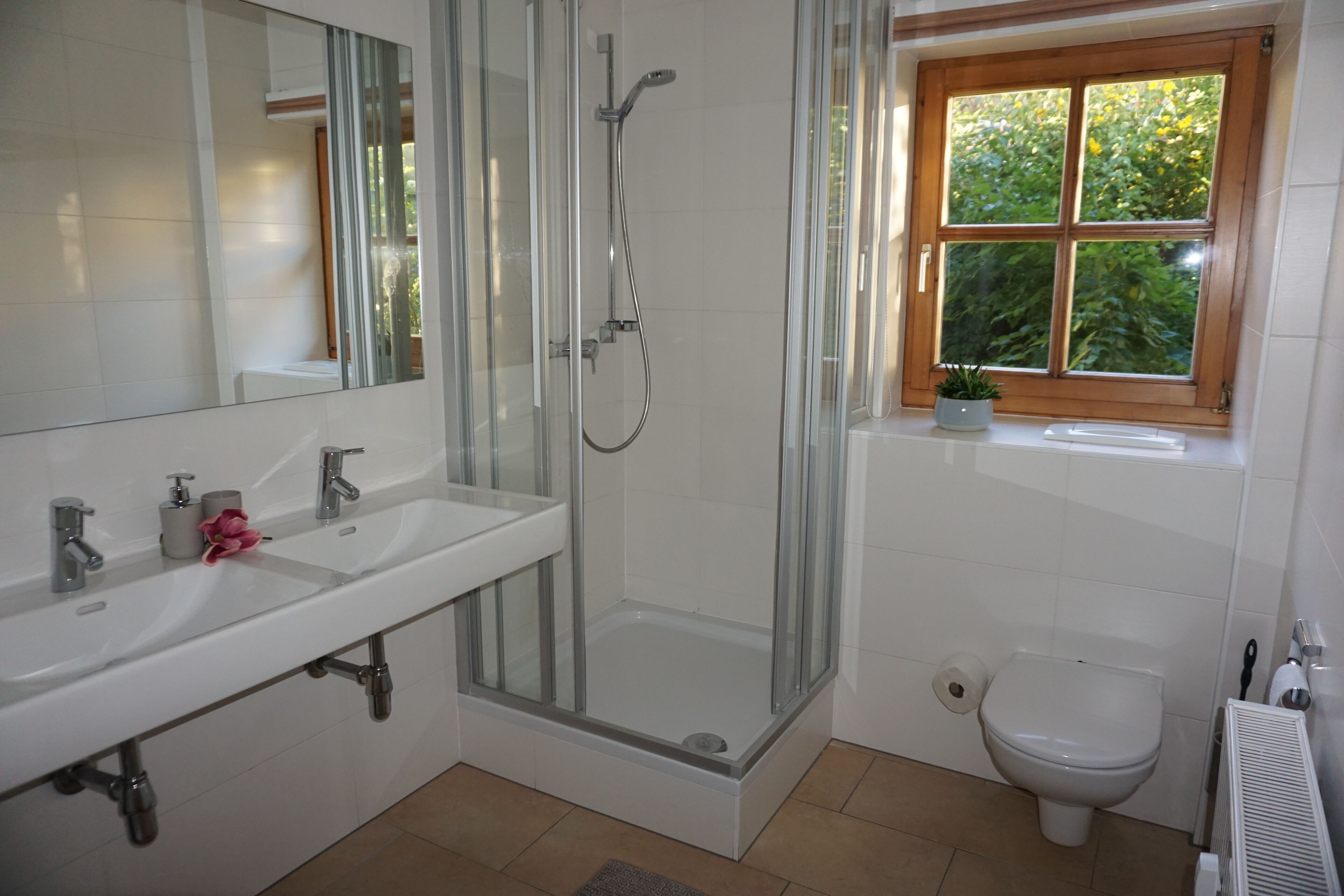 Ensemble douche/baignoire, sèche-cheveux, serviettes fournies, savon