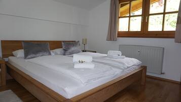 4 bedrooms, desk, soundproofing, iron/ironing board