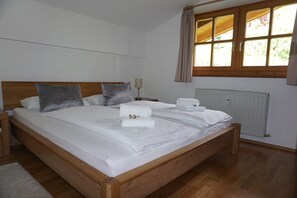 4 soveværelser, skrivebord, strygejern/strygebræt, weekendseng