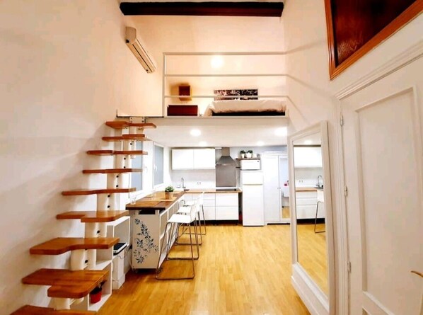 1 habitación, tabla de planchar con plancha, wifi gratis y ropa de cama 