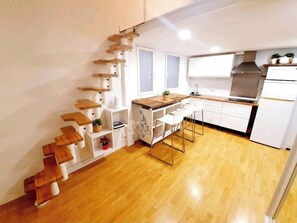 Refrigerador, microondas, parrilla de estufa y cafetera y tetera 