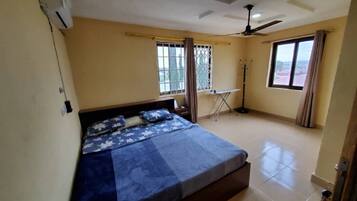 1 dormitorio y tabla de planchar con plancha