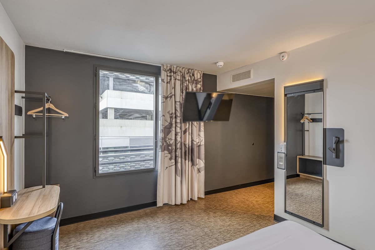 Doppelzimmer, barrierefrei | Schreibtisch, kostenloses WLAN, Bettwäsche
