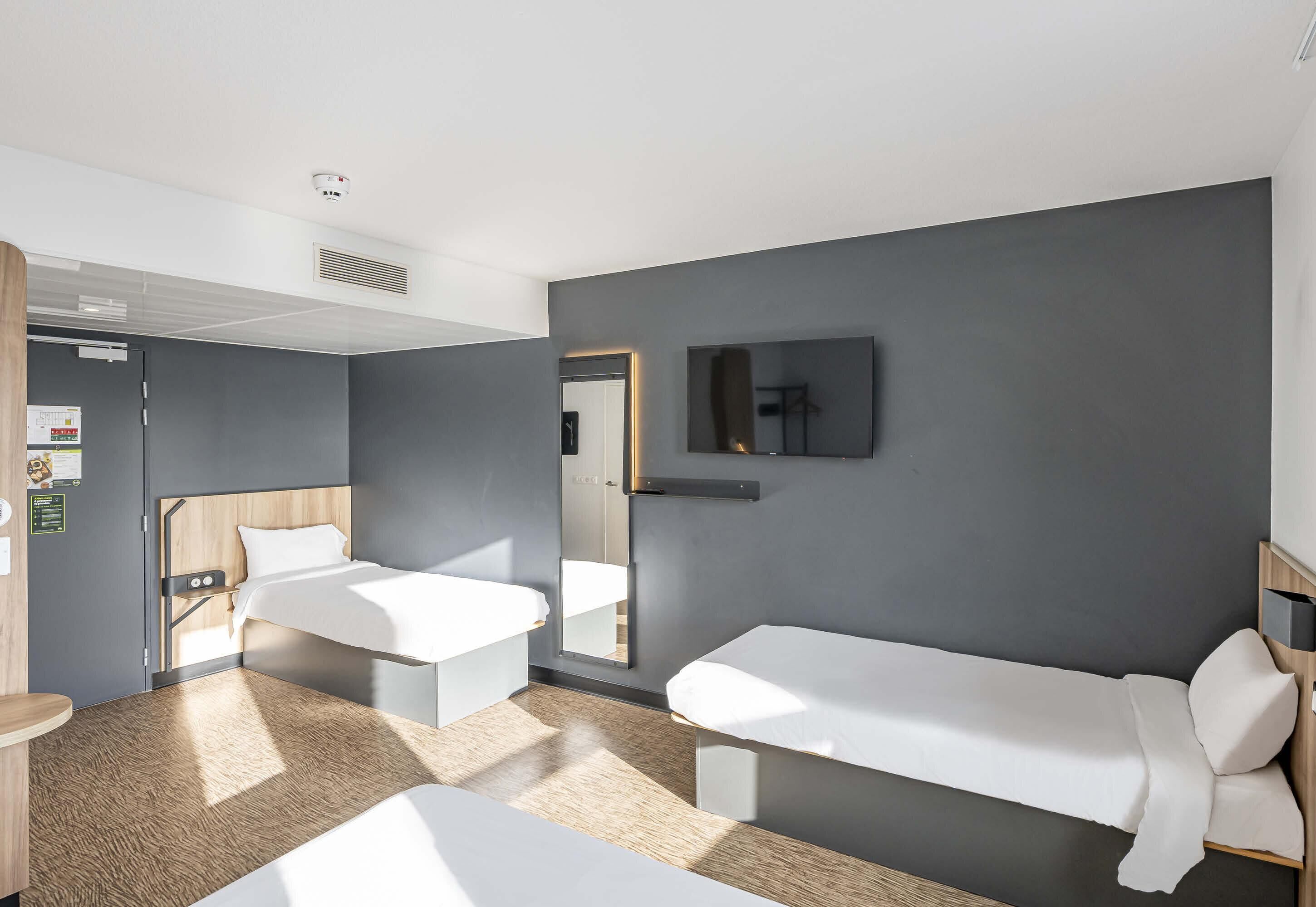 Quadruple Room | Desk, free WiFi, bed sheets