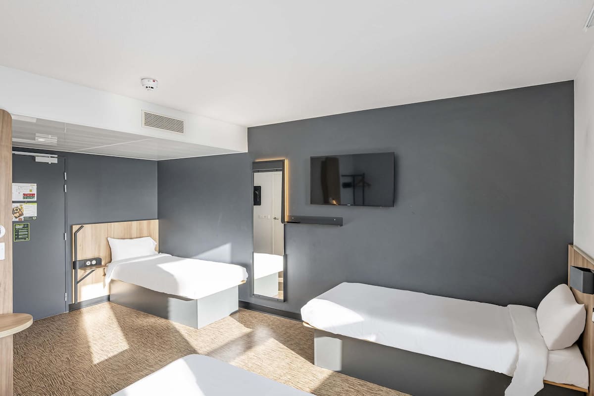Vierbettzimmer | Schreibtisch, kostenloses WLAN, Bettwäsche