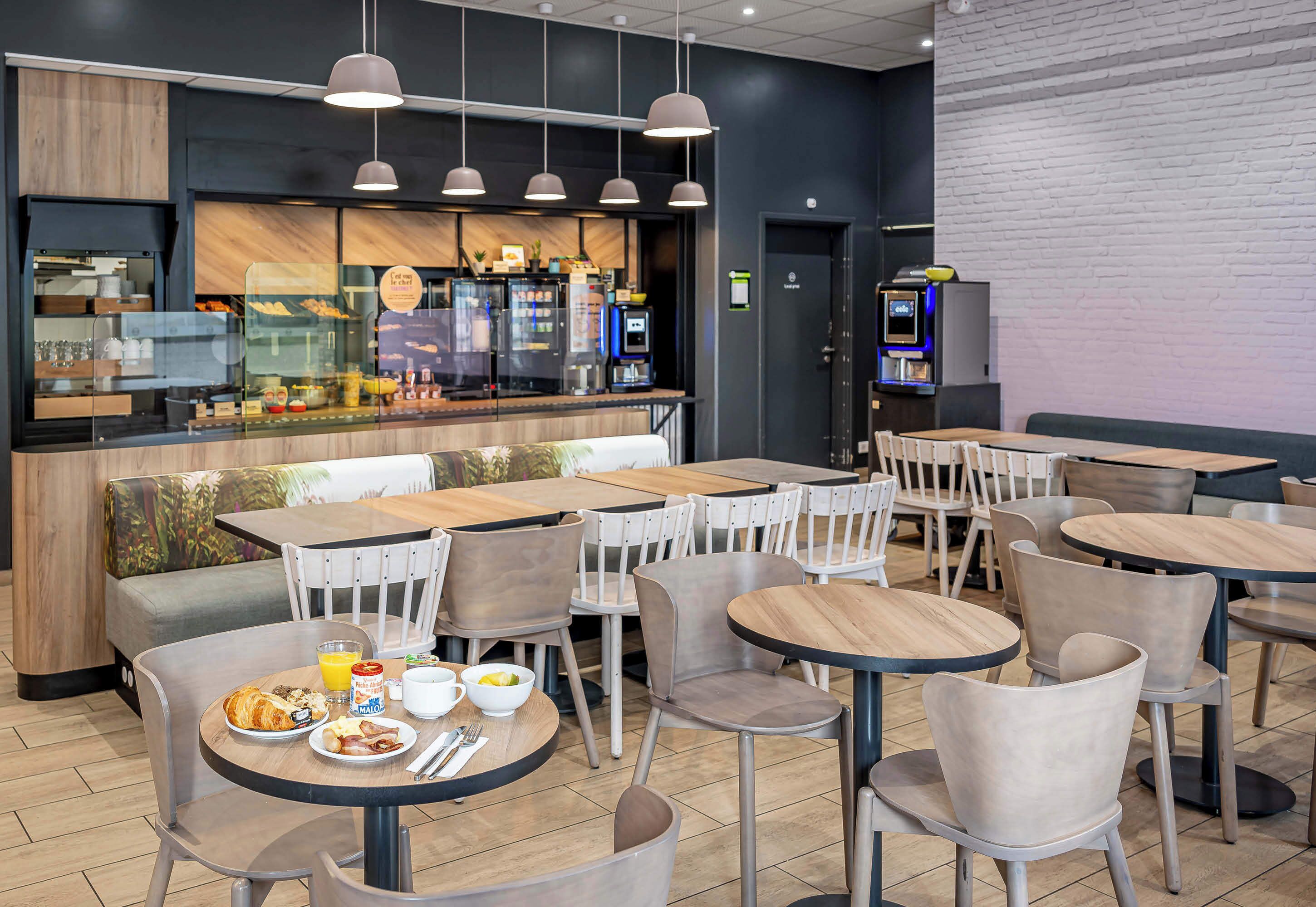 daily buffet breakfast for a fee