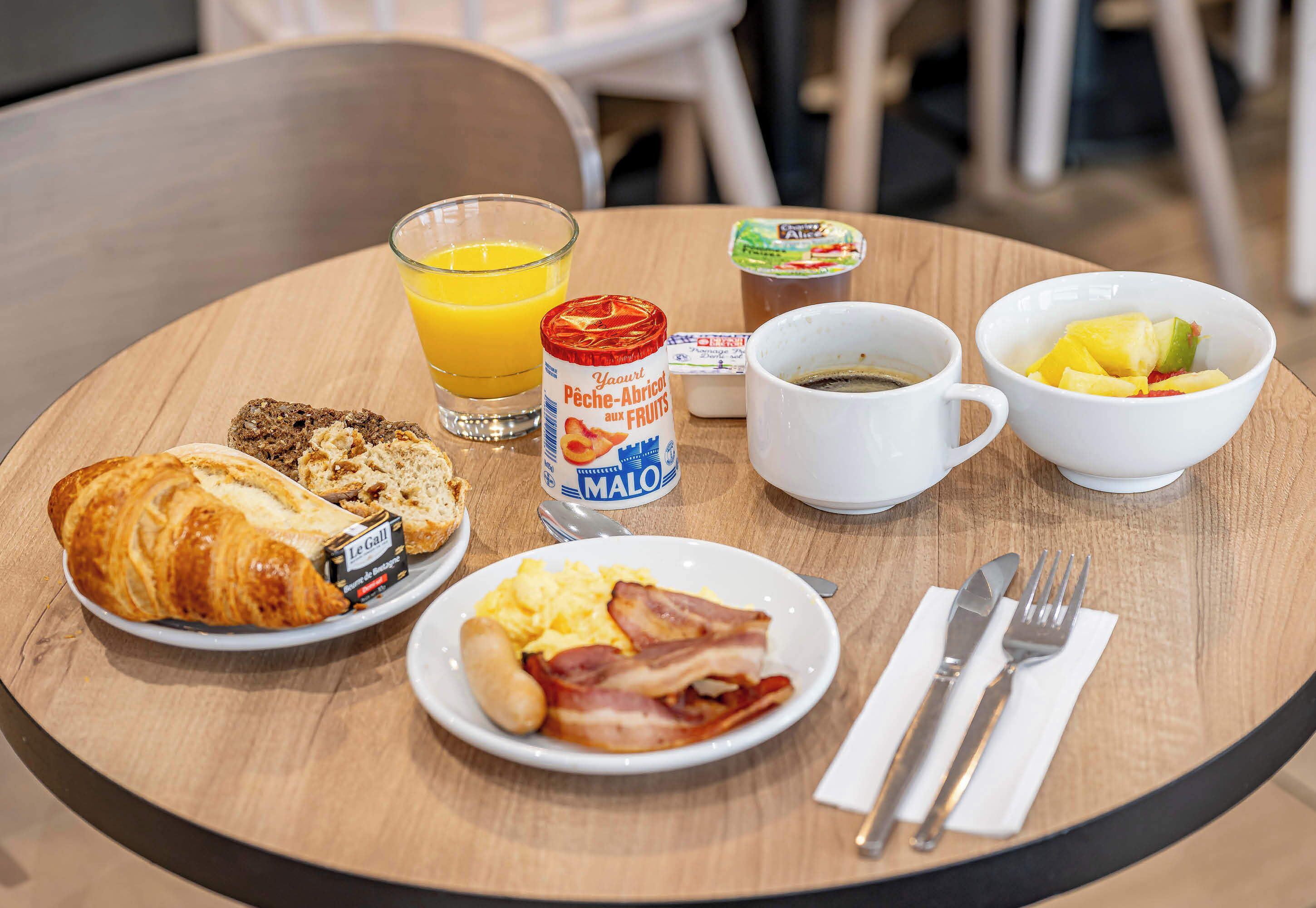 daily buffet breakfast for a fee