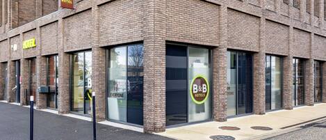 Vista frontal de la propiedad