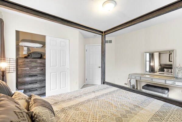 3 bedrooms, desk, iron/ironing board, free WiFi