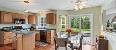 Jääkaappi, mikroaaltouuni, uuni, liesi