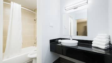 Ensemble baignoire-douche, séchoir à cheveux, serviettes fournies