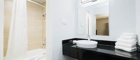 Ensemble douche/baignoire, sĂšche-cheveux, serviettes fournies
