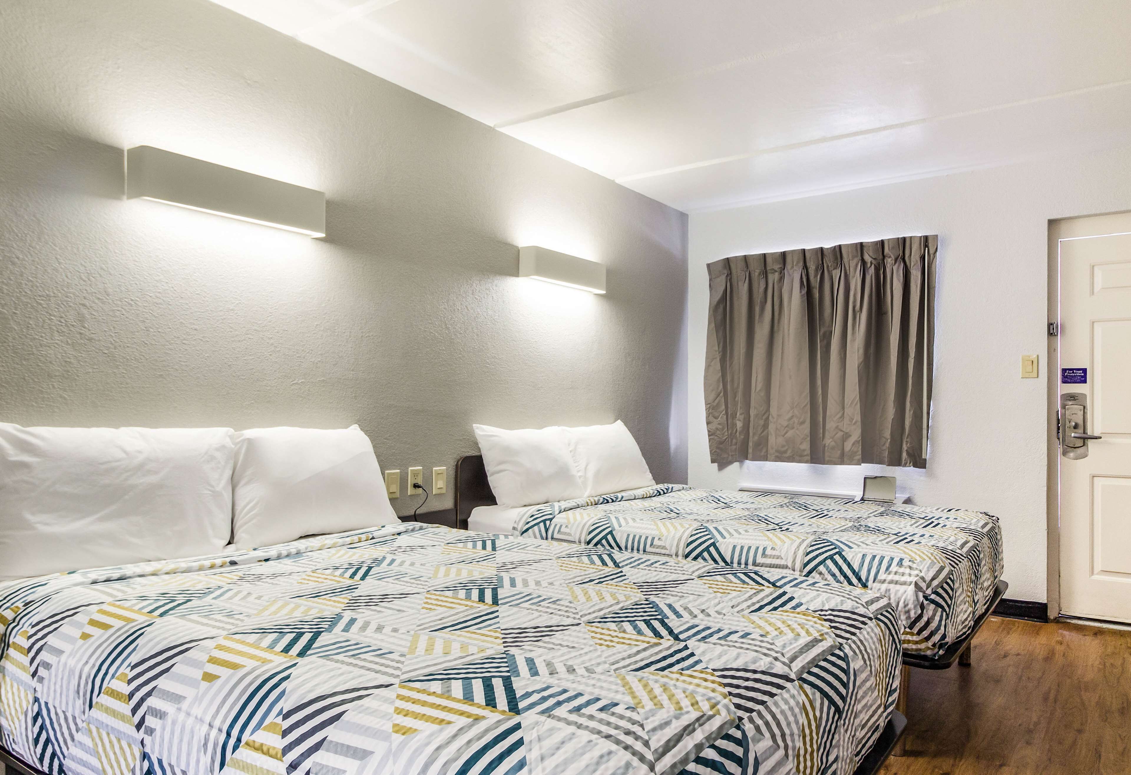 Ylelliset vuodevaatteet, työpöytä