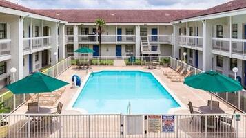 Alberca al aire libre por temporada y sombrillas en la alberca