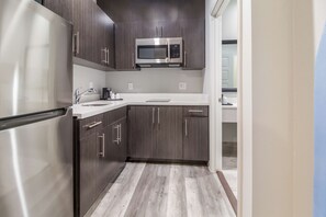 Full-sized fridge, microwave, oven, stovetop - Studio 6 Deer Park, TX (Deer Park)