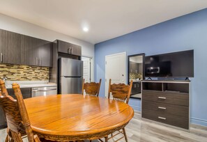 Full-sized fridge, microwave, stovetop, coffee/tea maker