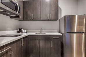 Full-sized fridge, microwave, stovetop, coffee/tea maker