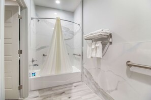 Accessible bathroom - Studio 6 Deer Park, TX (Deer Park)