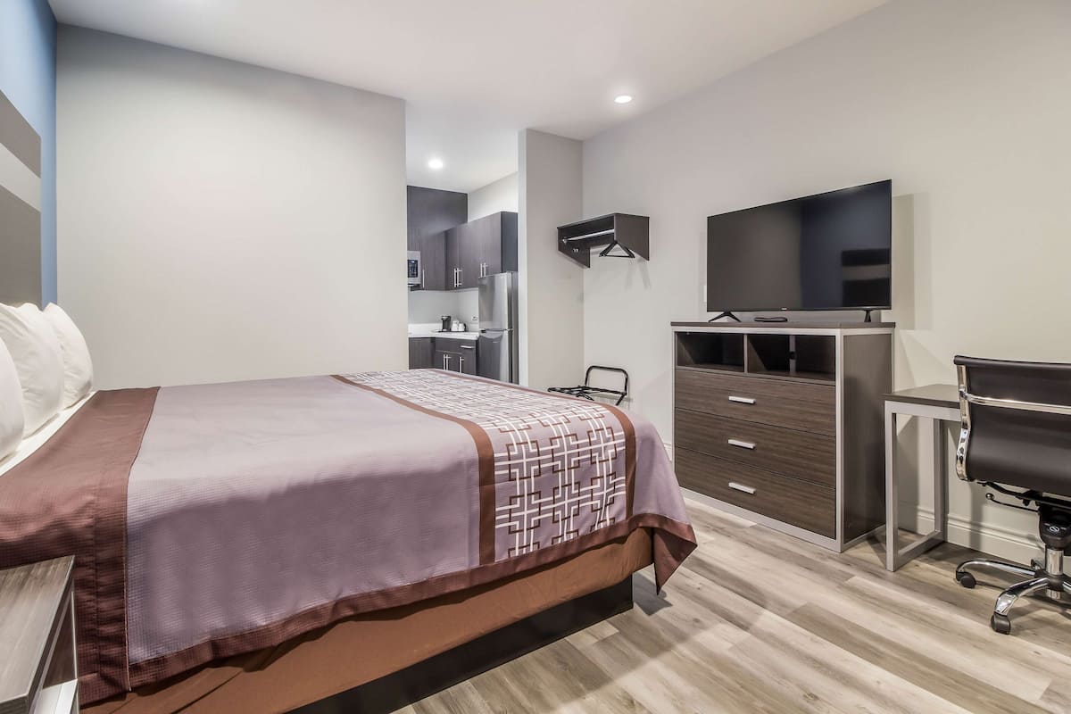 Premium bedding, down duvets, pillow-top beds, desk