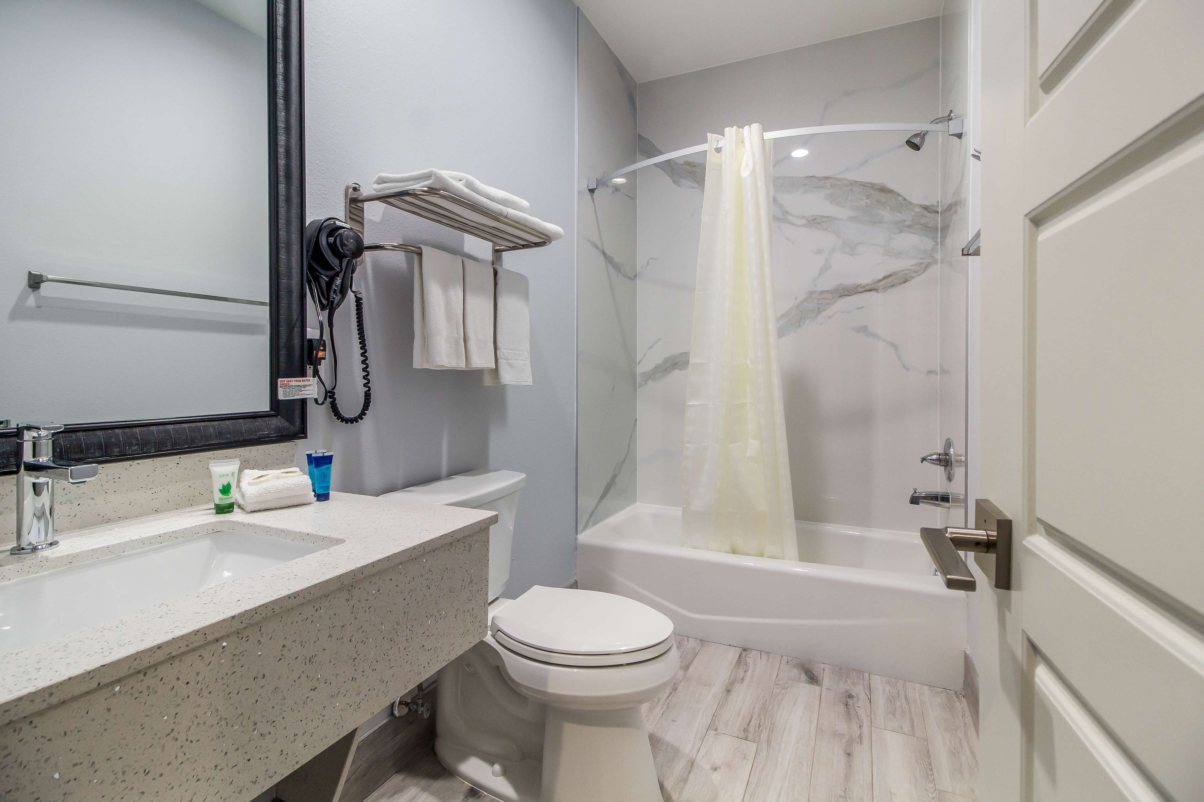 Un baño con lavamanos, inodoro y ducha.