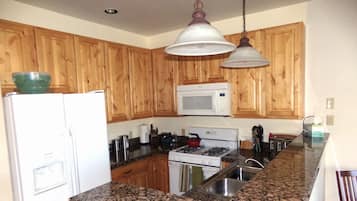 Refrigerador, microondas, horno, placa de cocina