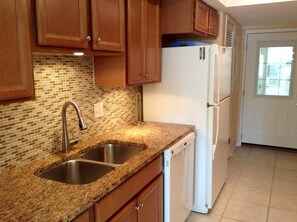 Kylskåp, mikrovågsugn, ugn och spishäll