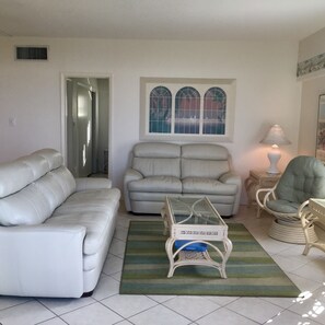 Smart-tv, bordsfotboll och ett bordtennisbord