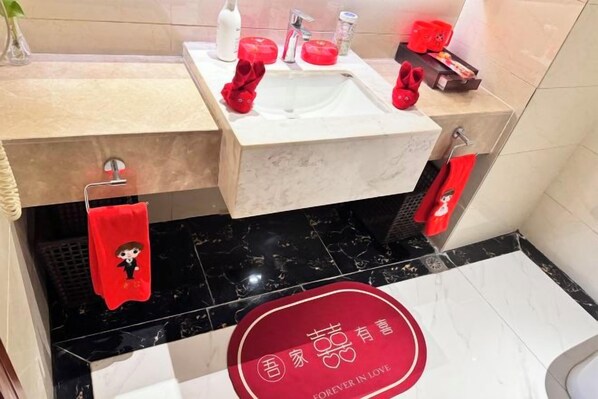 A bathroom with a sink, mirror, and towel rack. - Blue Horizon Jun Hua Hotel (Fei County)