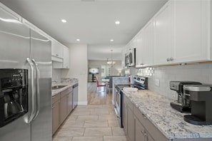 Kylskåp, mikrovågsugn, ugn och spishäll