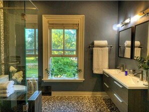 ヘアドライヤー、タオル、石鹸、トイレットペーパー