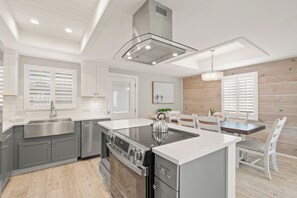 Kühlschrank, Mikrowelle, Wasserkocher mit Kaffee-/Teezubehör, Toaster