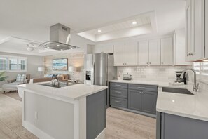 Refrigerador, microondas, cafetera y tetera y tostadora 