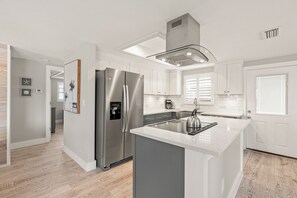 Kühlschrank, Mikrowelle, Wasserkocher mit Kaffee-/Teezubehör, Toaster