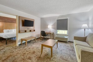 Suite, 1 Tempat Tidur King, Bebas Asap Rokok, lemari es & microwave (with Sofabed) | Brankas, meja kerja, ruang kerja ramah laptop, dan kedap suara
